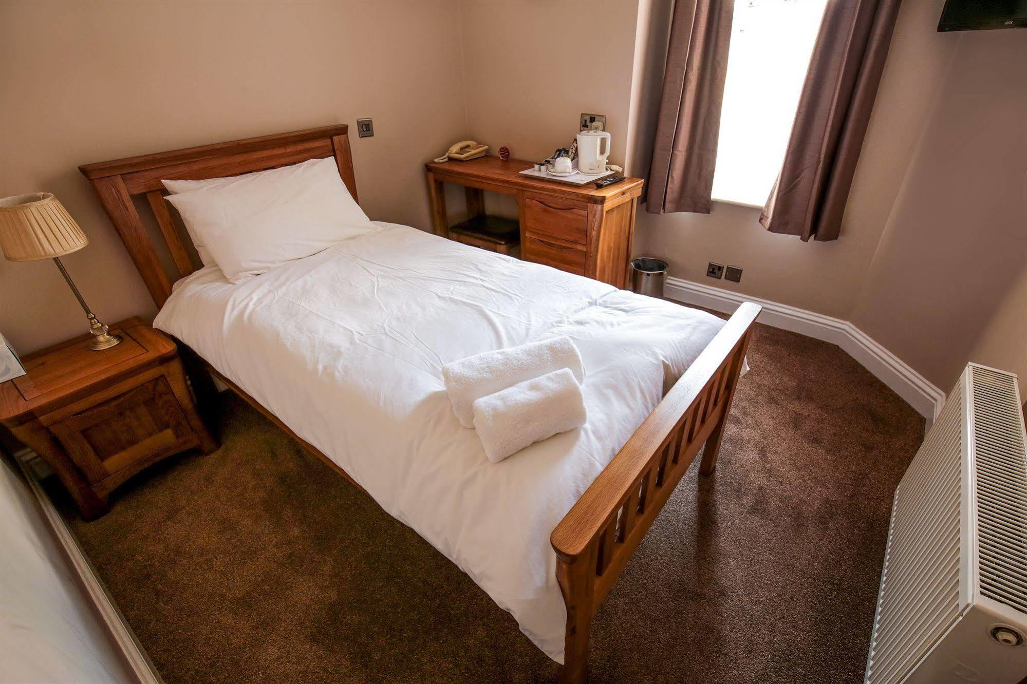 Fernbank Hotel Basingstoke Exterior foto